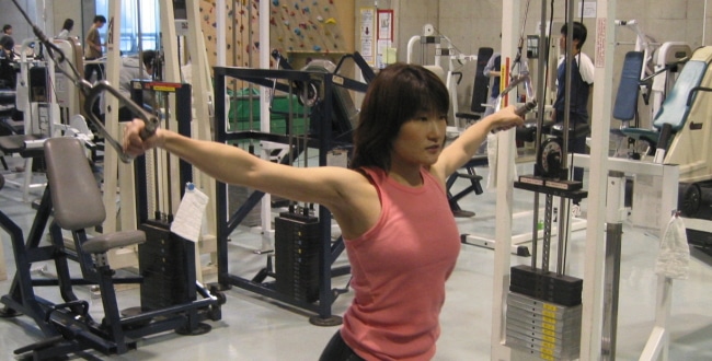 ケーブルクロスオーバーとは 大胸筋下部内側部を集中的に鍛える筋トレ トレーニングナビ